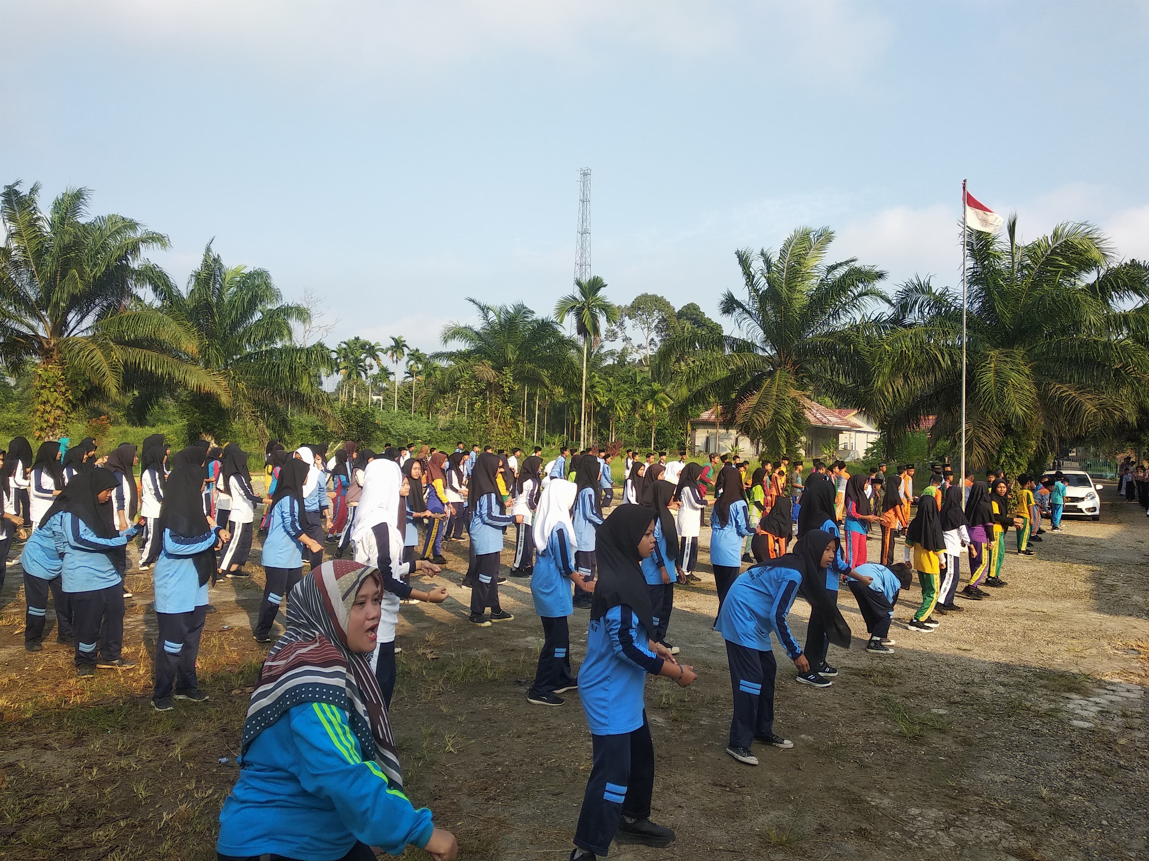 Pesona Senam Pagi Menjadikan Tubuh Sehat, Segar dan Bahagia Pesona Senam Pagi Menjadikan Tubuh Sehat, Segar dan Bahagia