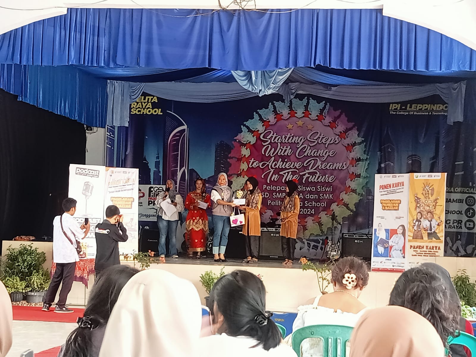 MTsN 1 Muaro Jambi Sekaligus Sabet Juara 1 dan 2 di Ajang Lomba Tari Kreasi Yayasan SMK Pelita Raya