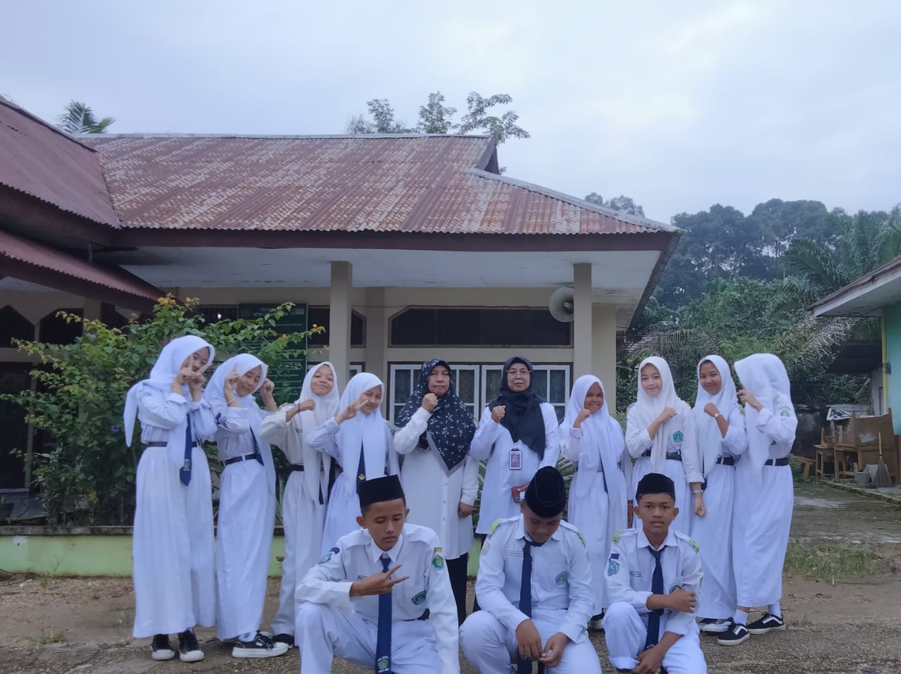 Kelas VIII B Tunaikan Tugas Dengan Baik Kelas VIII B Tunaikan Tugas Dengan Baik