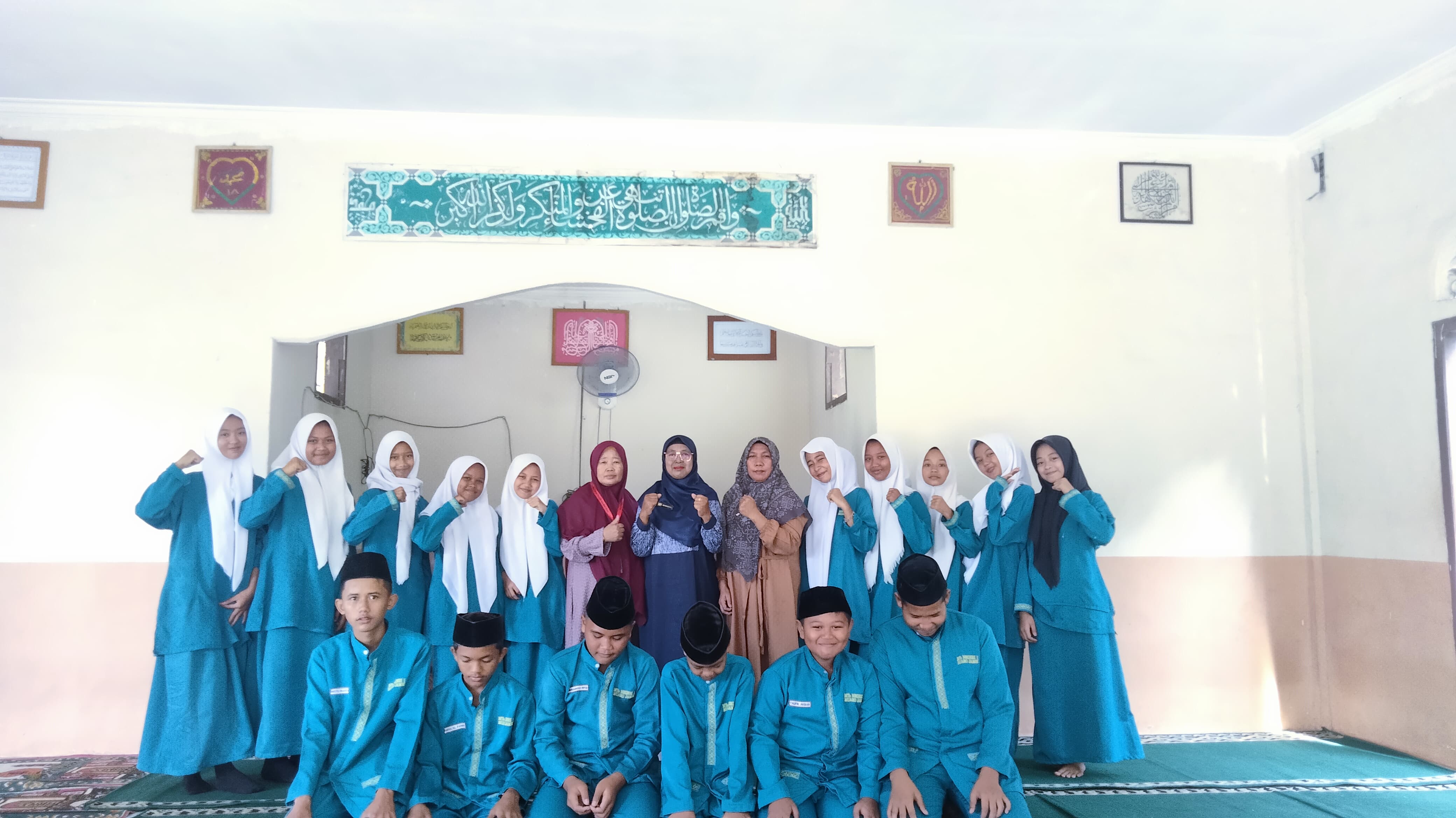 Kelas VIII B Sebagai Petugas Pada Acara Punggahan Menyambut Bulan Ramadhan 1447 H Kelas VIII B Sebagai Petugas Pada Acara Punggahan Menyambut Bulan Ramadhan 1447 H