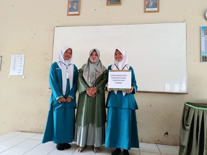 OSIM MTsN 1 Muaro Jambi Gelar Jum'at Berkah untuk Korban Banjir