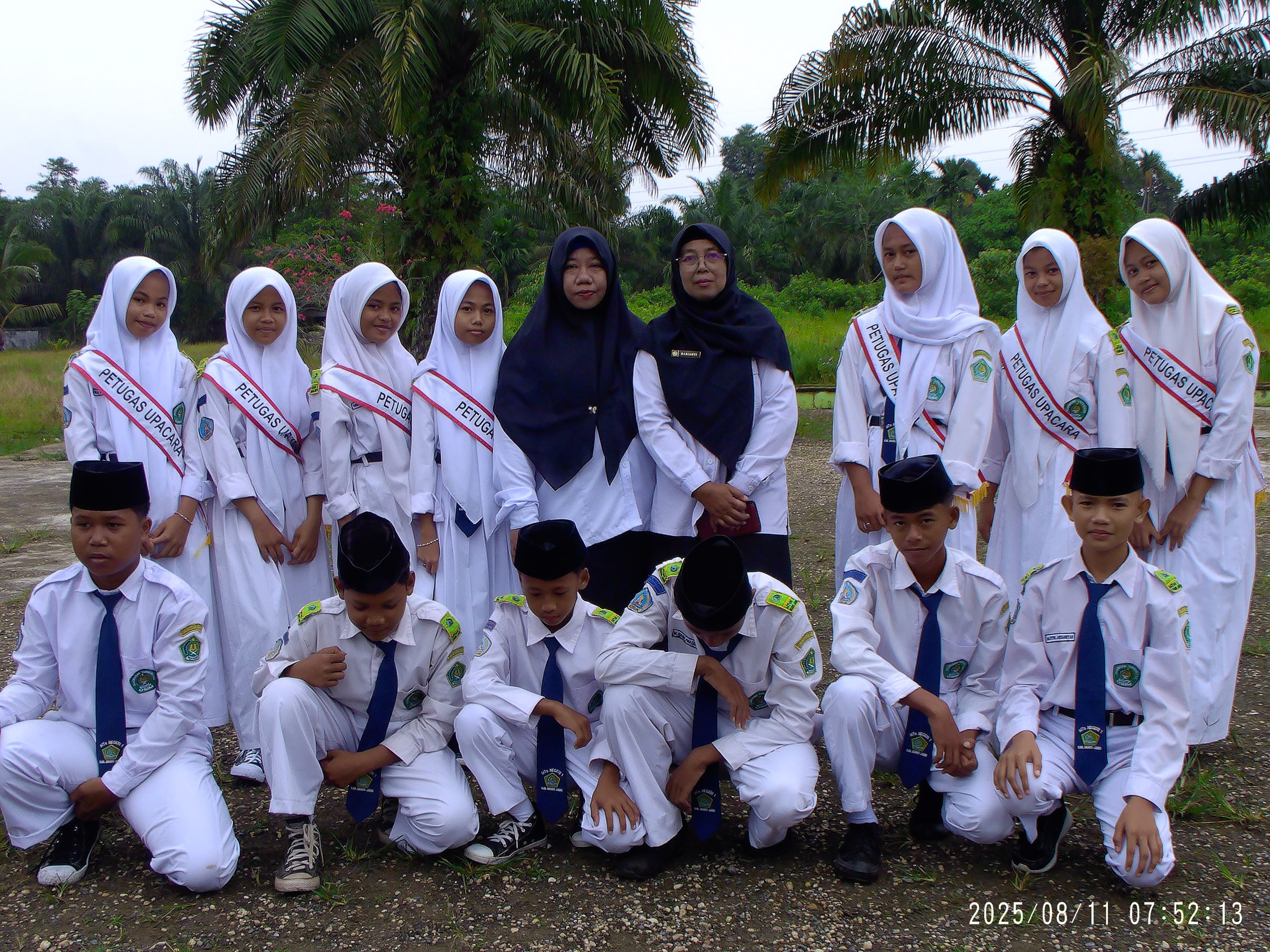 Kelas VIII A Perlihatkan Disiplin Tinggi Sebagai Petugas Upacara Bendera