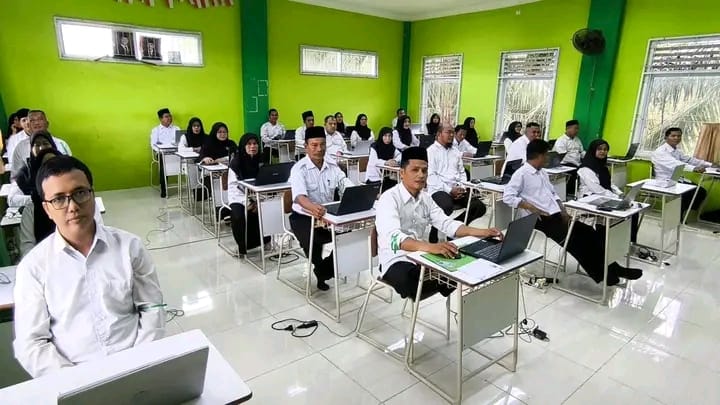 Semangat Tenaga Teknis MTsN 1 Muaro Jambi Mengikuti CAT Moderasi Beragama