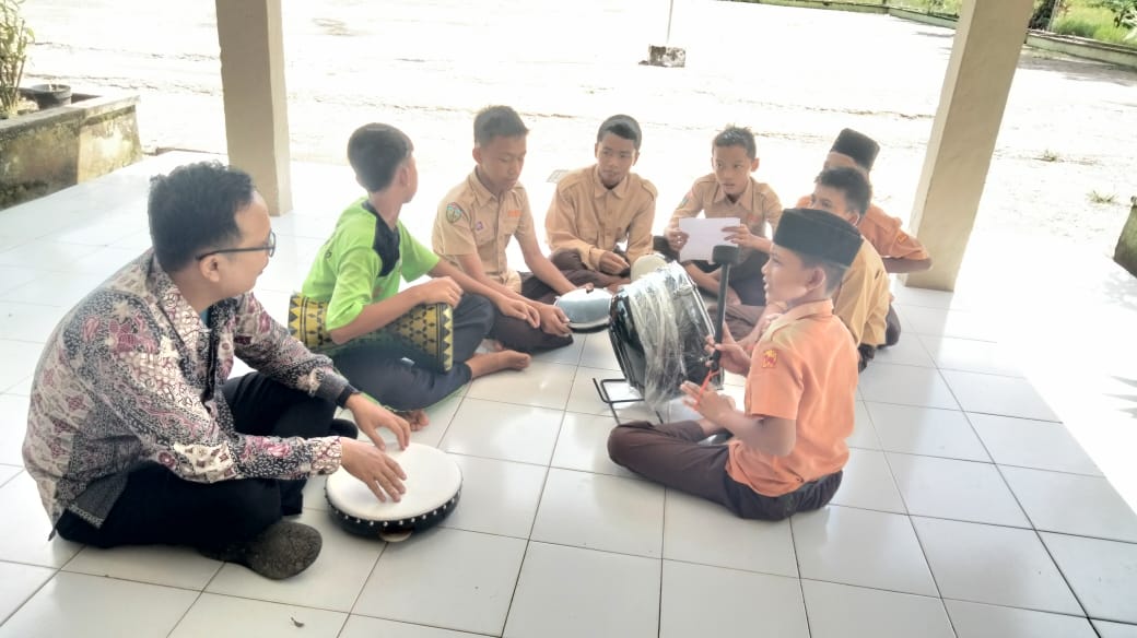 Kolaborasi GTK dalam Melatih Tim Hadroh