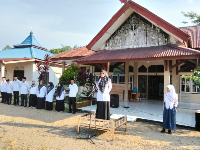 Fadhilah Pimpin Upacara Bendera di MTsN 1 Muaro Jambi Fadhilah Pimpin Upacara Bendera di MTsN 1 Muaro Jambi