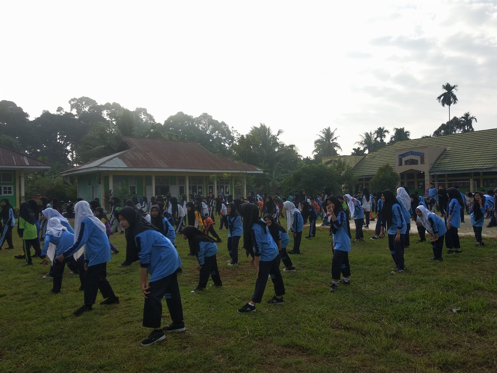 Kegiatan Senam Bersama Tingkatkan Imun dan Tali Silaturrahmi Warga MTsN 1 Muaro Jambi