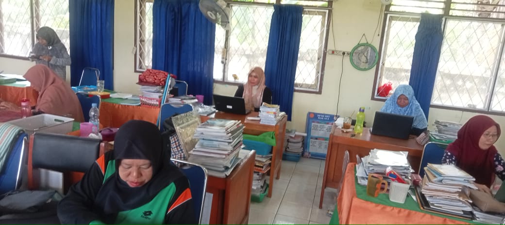 Guru MTsN 1 Muaro Jambi, Rampungkan SKP 2024 pada Aplikasi E-Kinerja