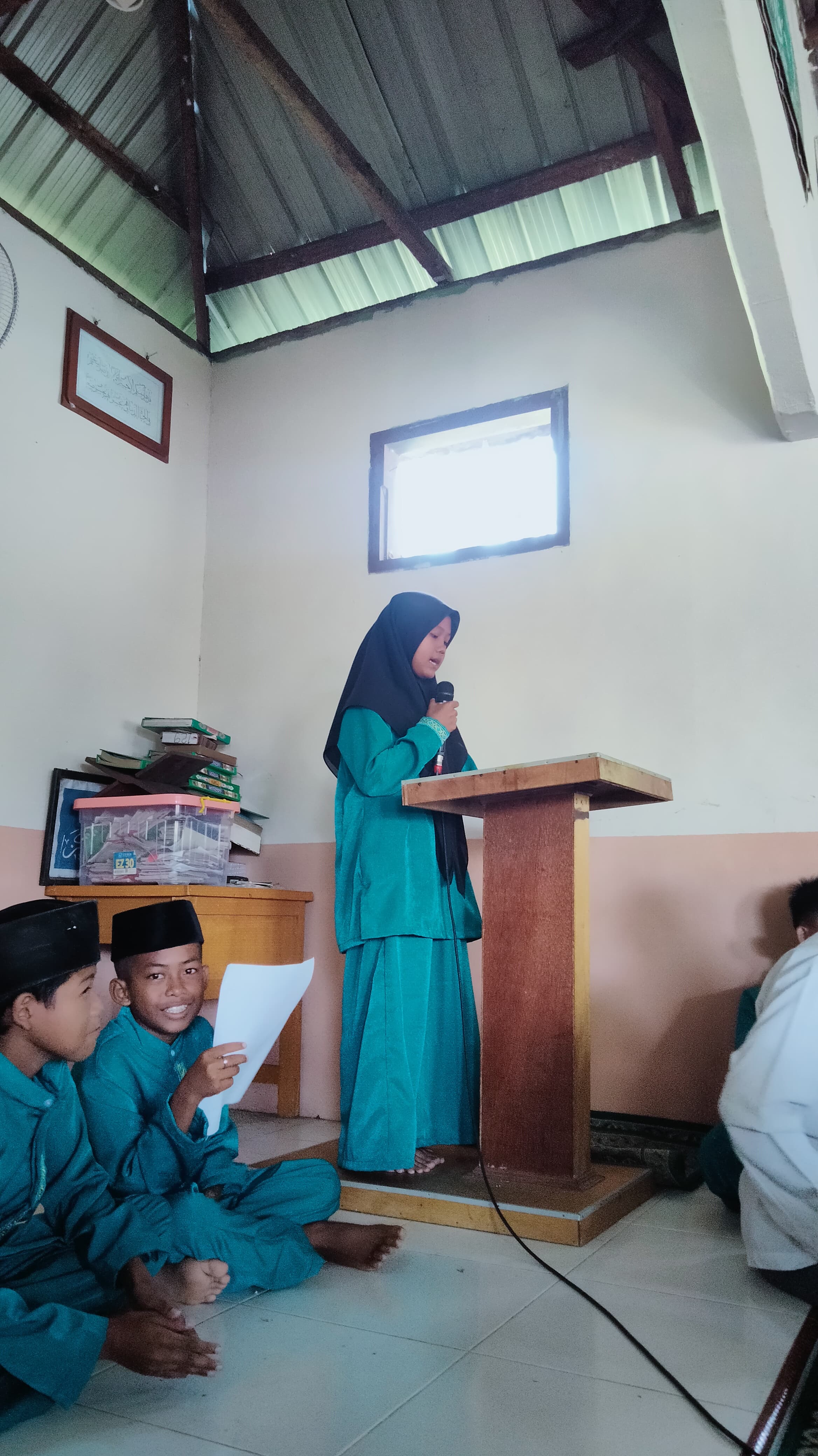 Muhadharah Sebagai Wadah Melatih Berbicara di Depan Umum Muhadharah Sebagai Wadah Melatih Berbicara di Depan Umum