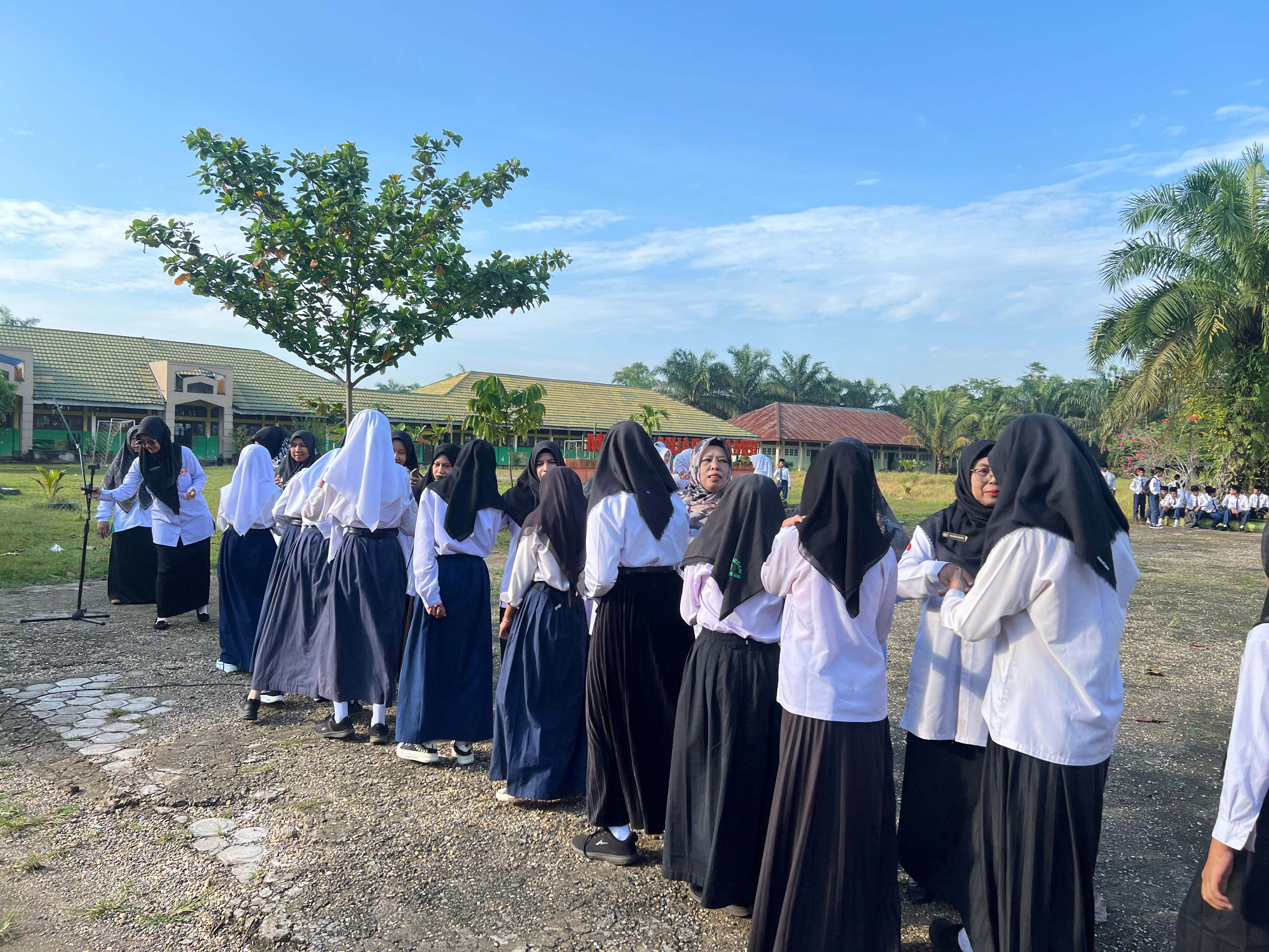 Strategi Unik Pembentukan Karakter Siswa Melalui Salam-salaman Strategi Unik Pembentukan Karakter Siswa Melalui Salam-salaman