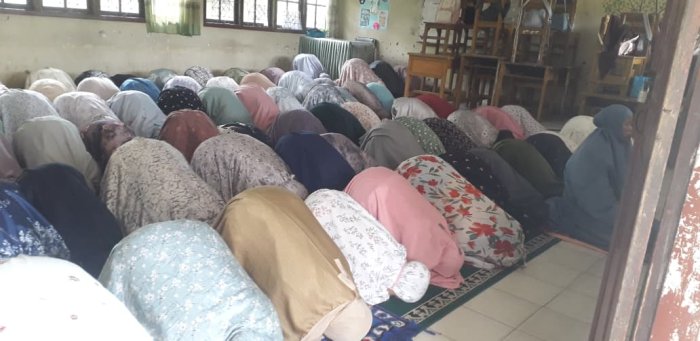 Sholat Dzuhur Berjamaah Rutin di MTsN 1 Muaro Jambi Sholat Dzuhur Berjamaah Rutin di MTsN 1 Muaro Jambi