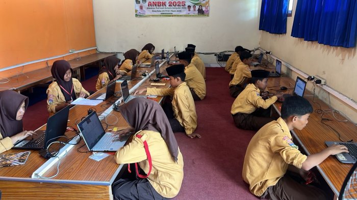 Pelaksanaan ANBK Hari Kedua di MTsN 1 Muaro Jambi Berjalan Lancar