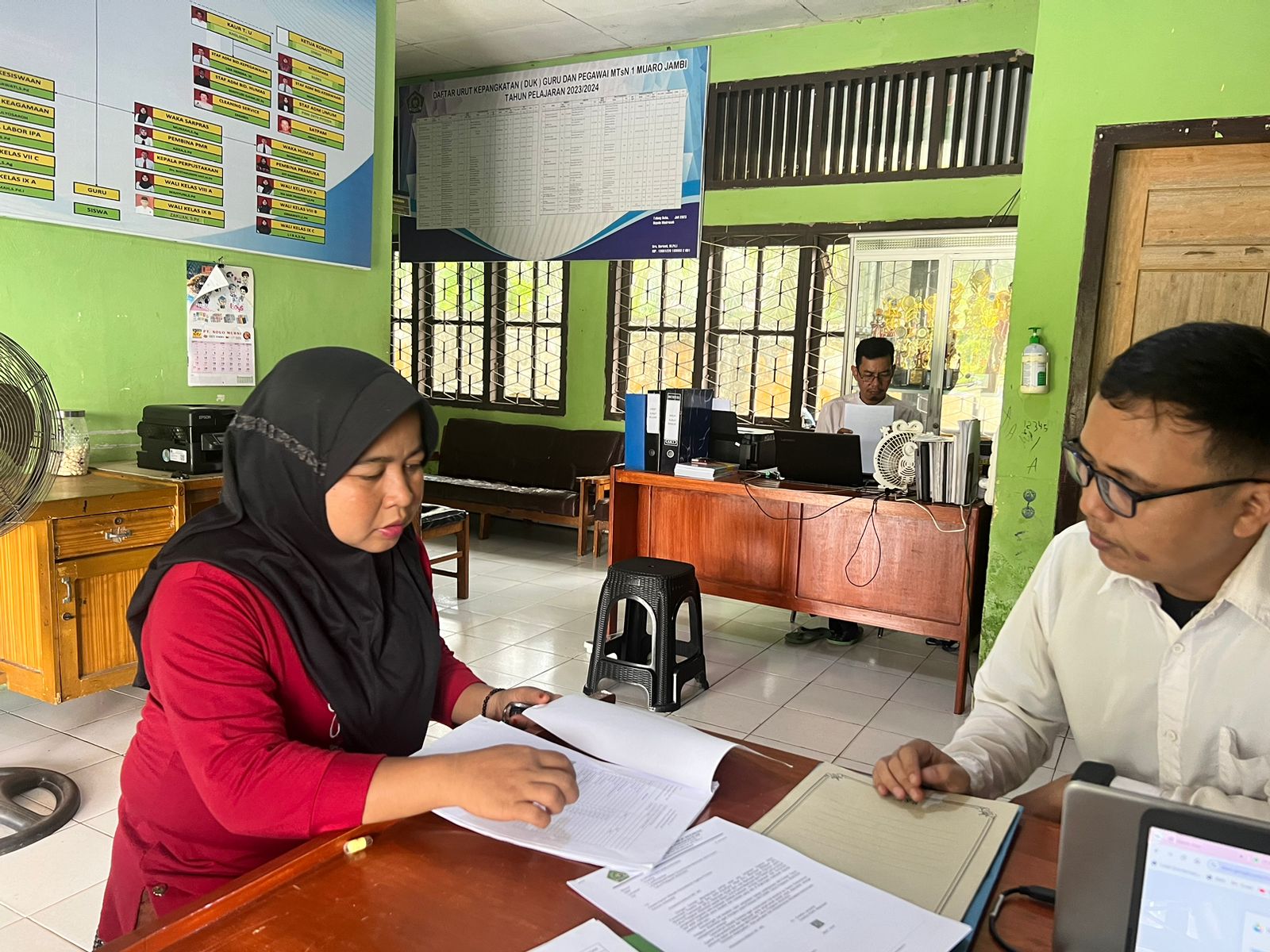 Staff TU Siap Laksanakan Tugas Daftar Ulang