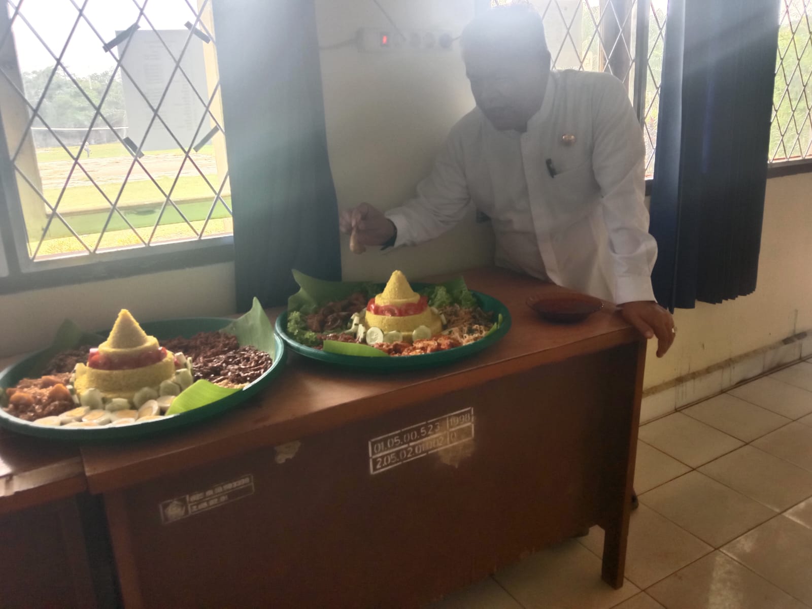 Guru MTsN 1 Muaro Jambi Turut Mewarnai Ujian Praktek Kreasi Nasi Tumpeng Guru MTsN 1 Muaro Jambi Turut Mewarnai Ujian Praktek Kreasi Nasi Tumpeng