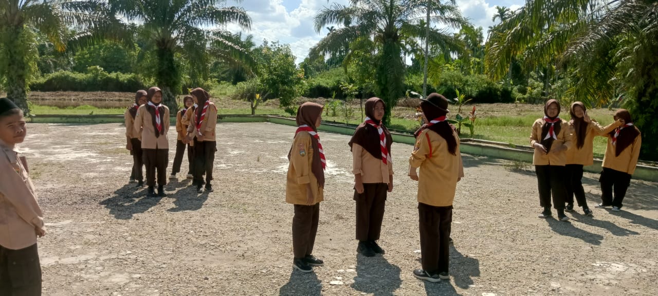 Latihan Rutin Kepramukaan di MTsN 1 Muaro Jambi Latihan Rutin Kepramukaan di MTsN 1 Muaro Jambi