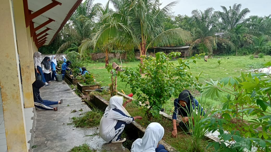 Aksi Gotong Royong Jelang Penerimaa Rapor
