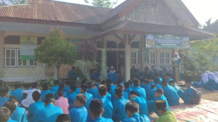 Tumbuhkan Semangat Keikhlasan pada Siswa Melalui Kegiatan Muhadhoroh Tumbuhkan Semangat Keikhlasan pada Siswa Melalui Kegiatan Muhadhoroh