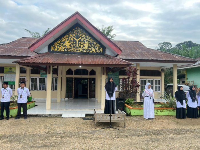 MTsN 1 Muaro Jambi Tekankan Disiplin dan Kebersihan Lewat Upacara MTsN 1 Muaro Jambi Tekankan Disiplin dan Kebersihan Lewat Upacara