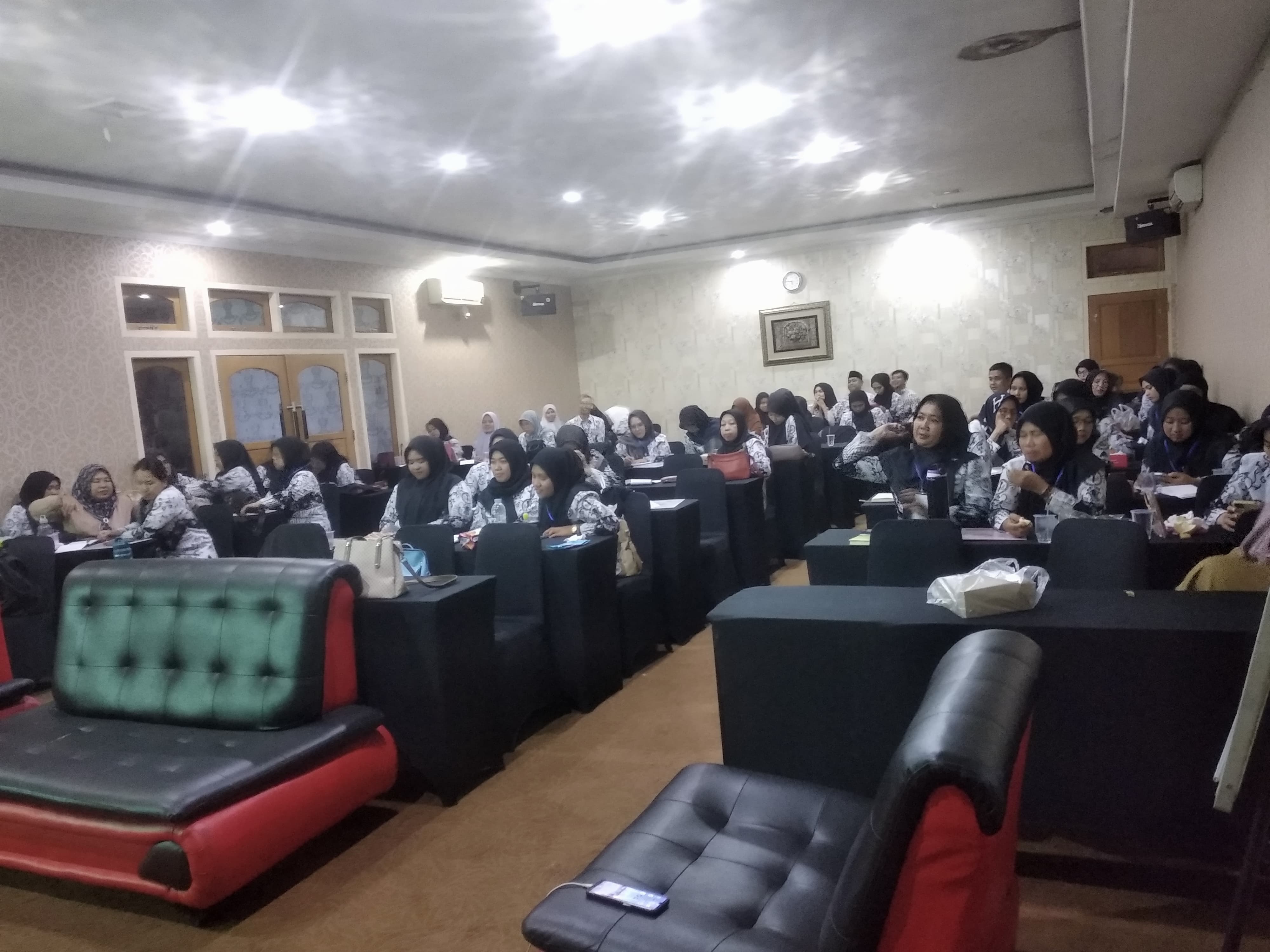 Guru MTsN 1 Muaro Jambi Menjadi Narasumber Pelatihan Implementasi Kurikulum Merdeka (IKM)