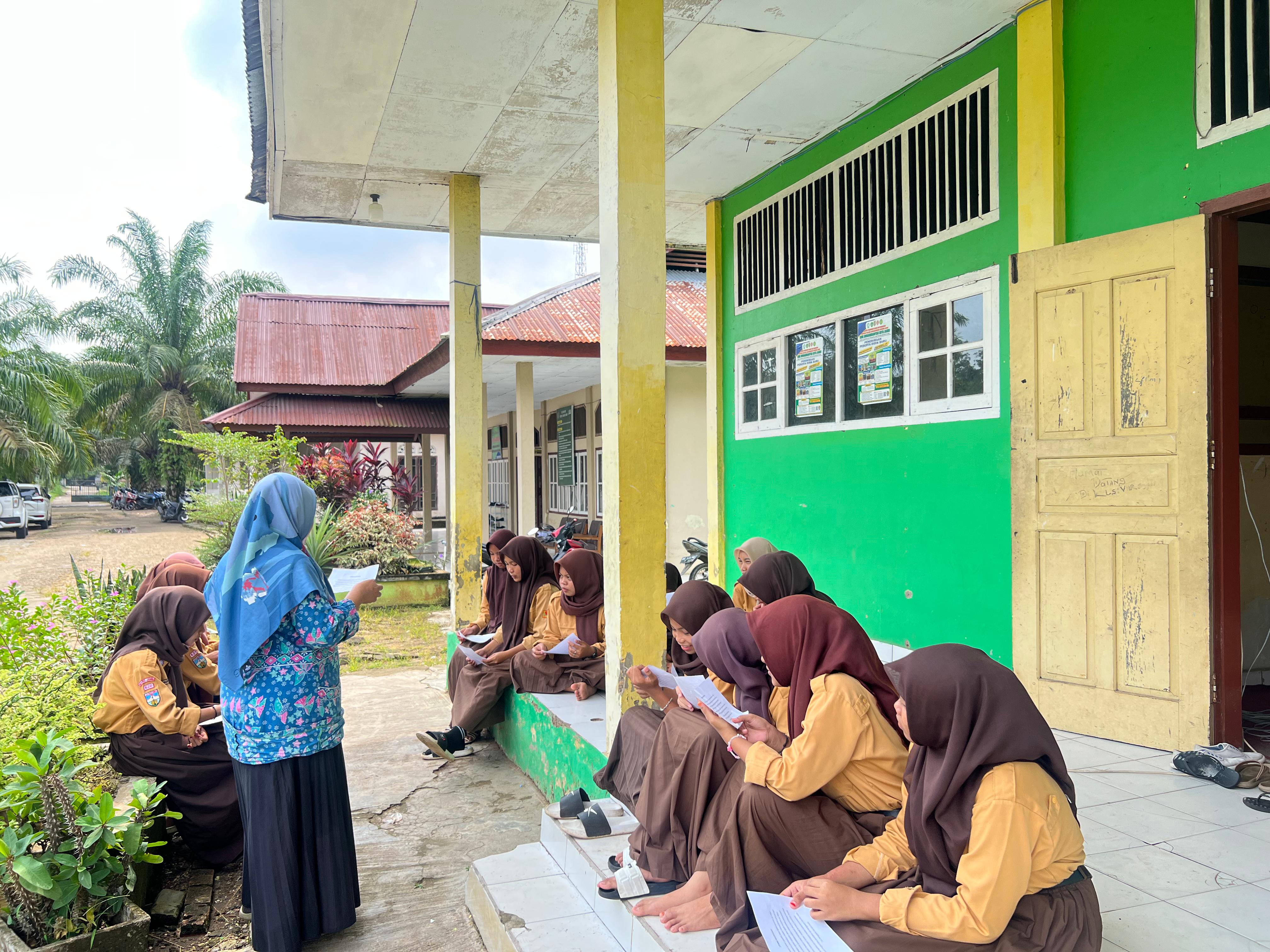 Kelas IX Tunjukkan Antusiasme Tinggi dalam Latihan Paduan Suara