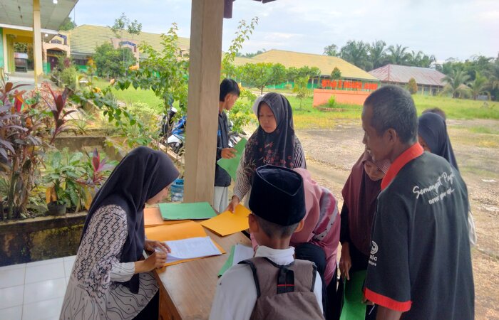 Antusias Siswa Lakukan Daftar Ulang di MTsN 1 Muaro Jambi Antusias Siswa Lakukan Daftar Ulang di MTsN 1 Muaro Jambi