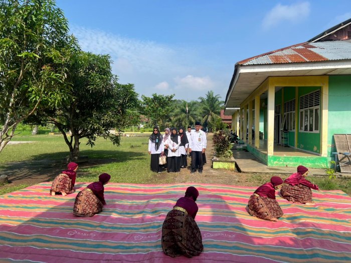 Tari Tampi dan Silat Sambut Tim Penilai PKKM di MTsN 1 Muaro Jambi