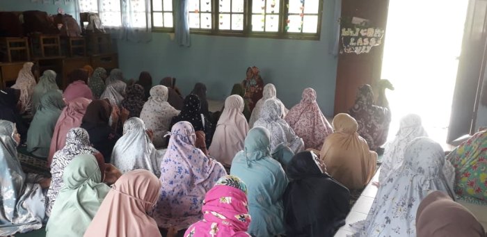 Sholat Dzuhur Bersama Jadi Aktivitas Rutin di MTsN 1 Muaro Jambi