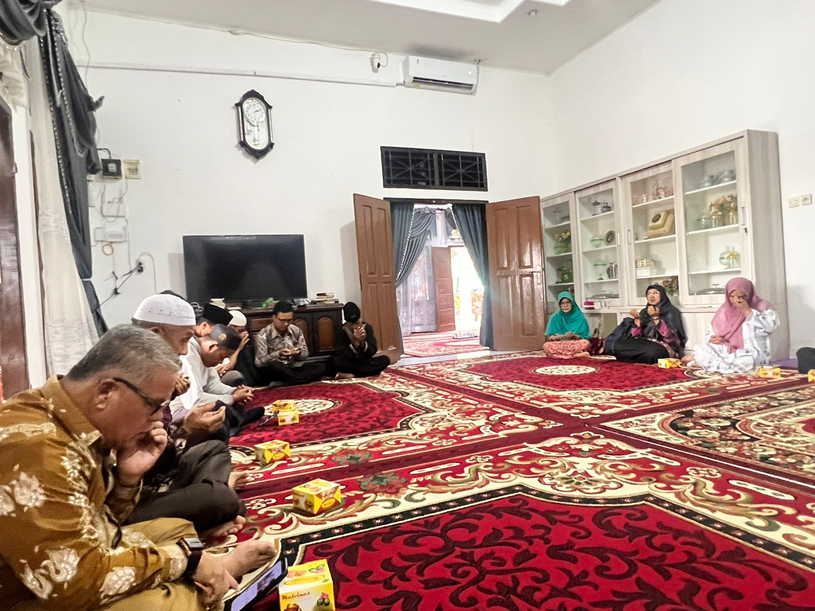 Kepmad dan Seluruh GTK Takjiah ke Rumah Duka Alm. Prof. DR. As'ad Isma, M.Pd Kepmad dan Seluruh GTK Takjiah ke Rumah Duka Alm. Prof. DR. As'ad Isma, M.Pd