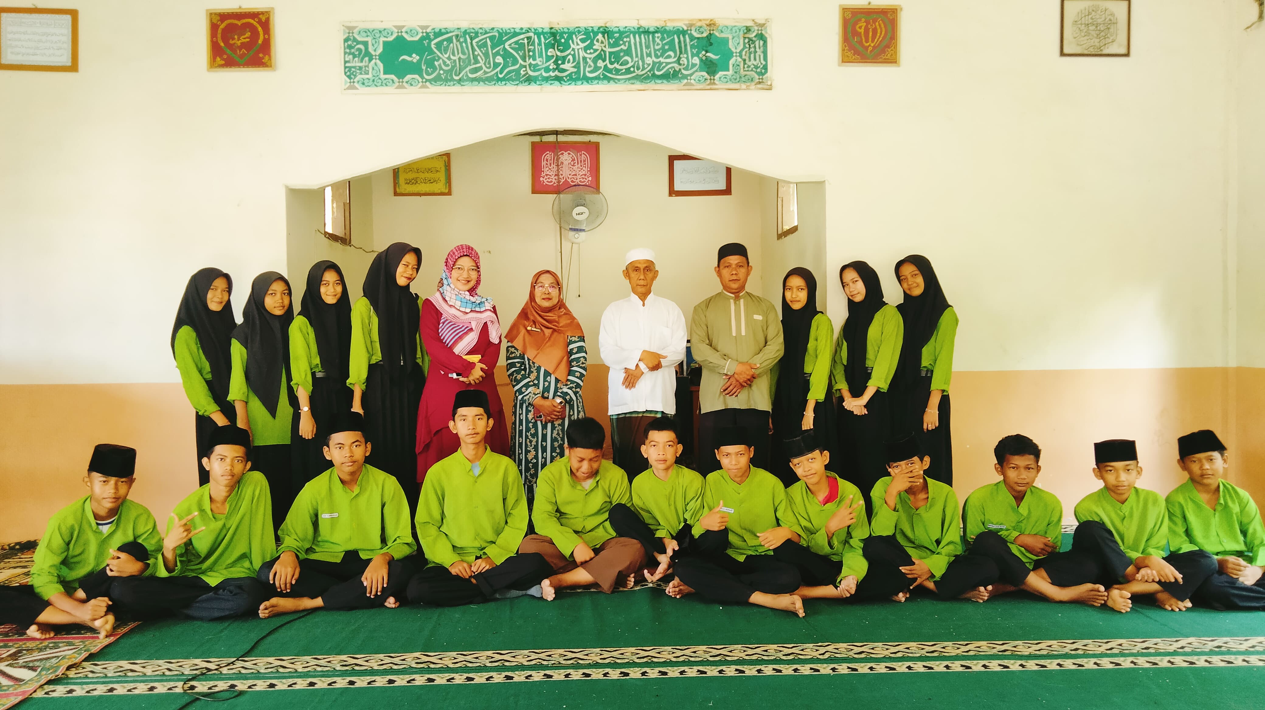 Kelas IX A Sebagai Petugas Memimpin Yasinan