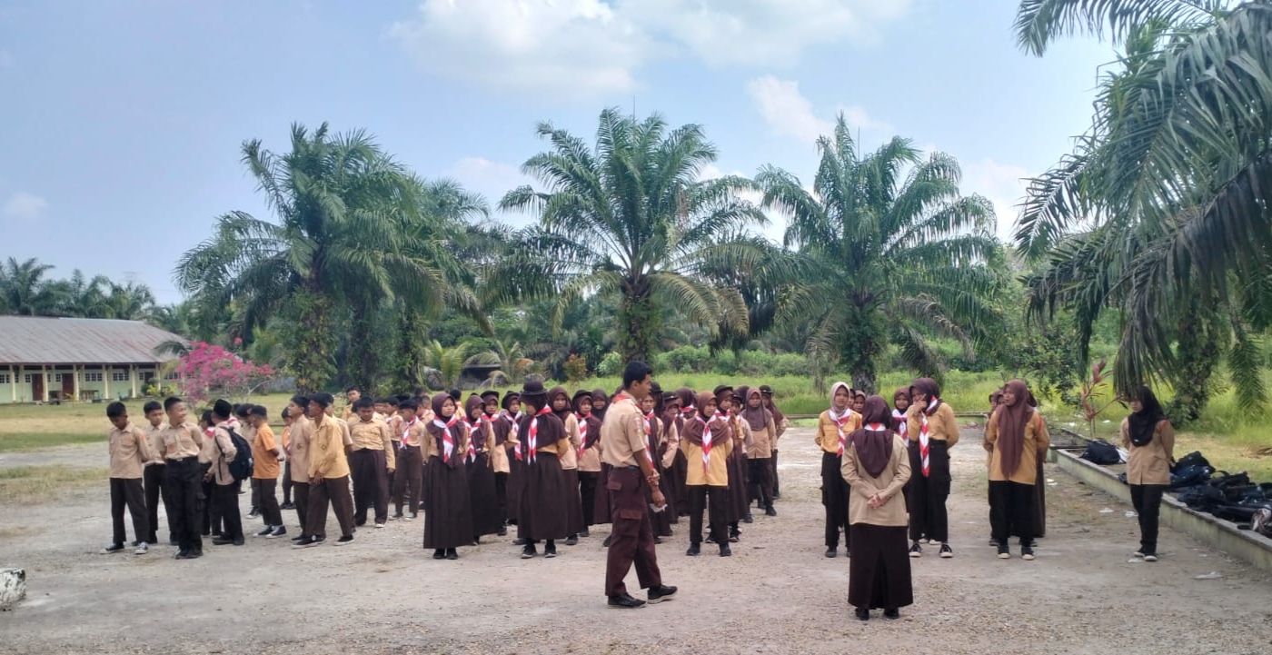 Semangat Siswa Ikuti Latihan Perdana Ekstrakurikuler Pramuka Semangat Siswa Ikuti Latihan Perdana Ekstrakurikuler Pramuka