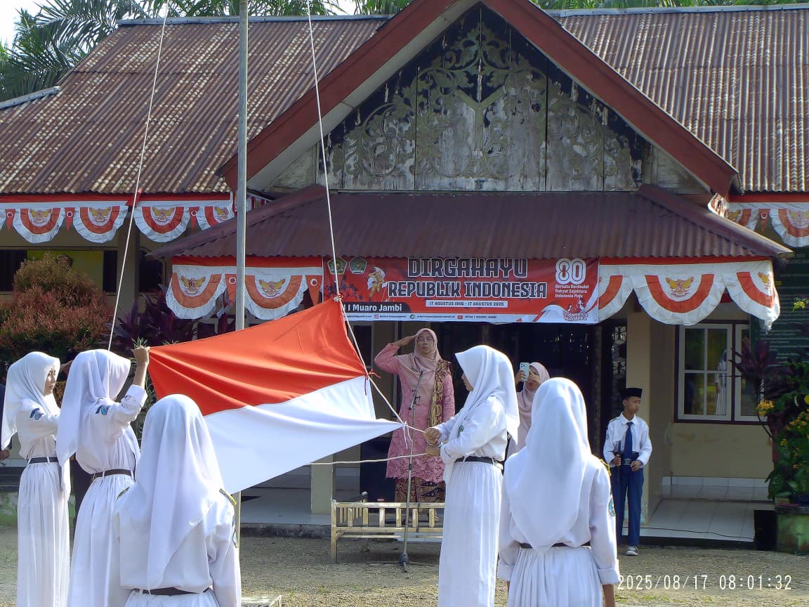 Puncak HUT RI Ke-80, MTsN 1 Muaro Jambi Upacara dengan Semangat Tinggi Puncak HUT RI Ke-80, MTsN 1 Muaro Jambi Upacara dengan Semangat Tinggi