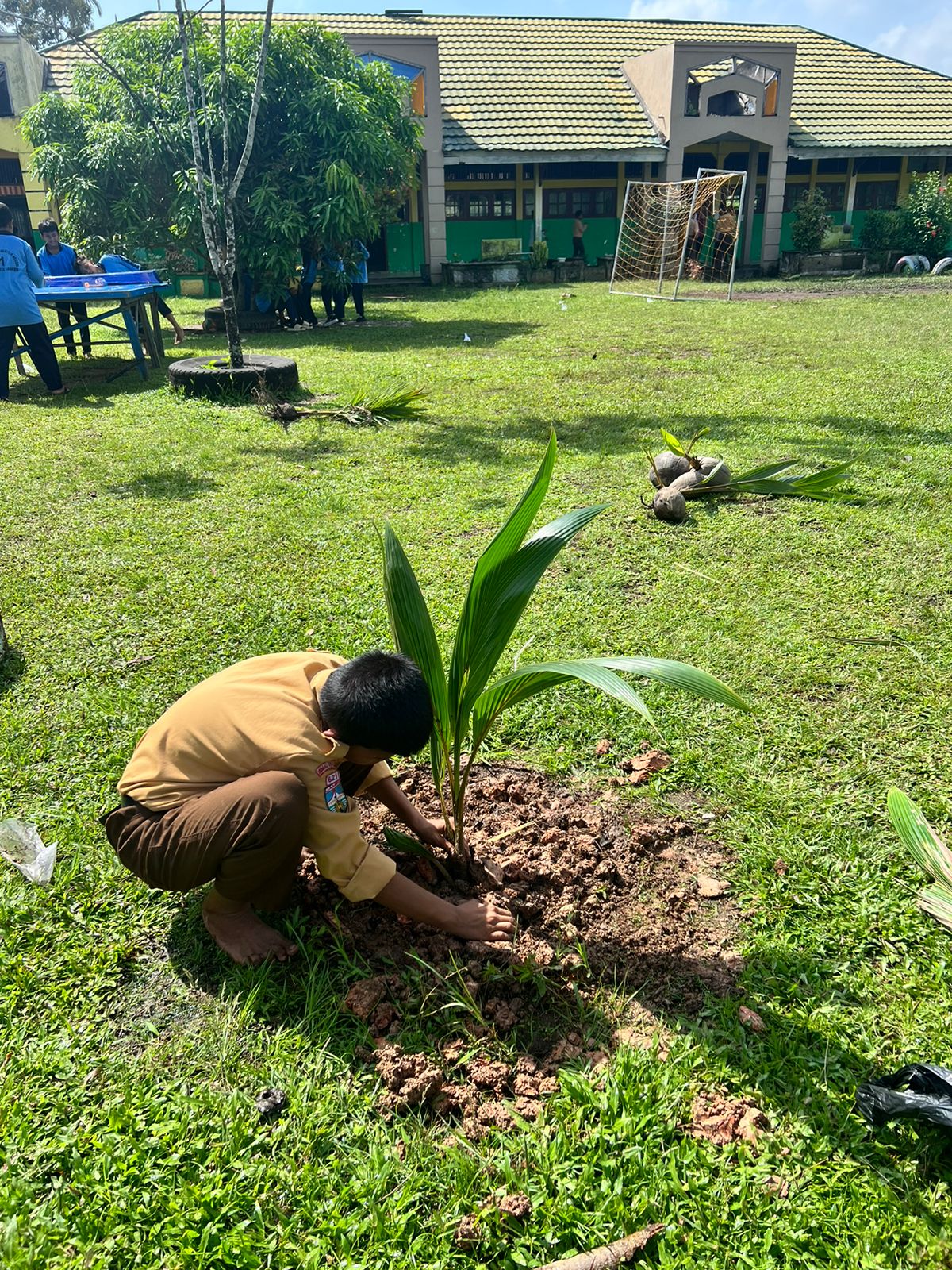 Penanaman Pohon Sebagai Sanksi Disiplin Ketidak hadiran Pada Peringatan Maulid Nabi Muhammad SAW