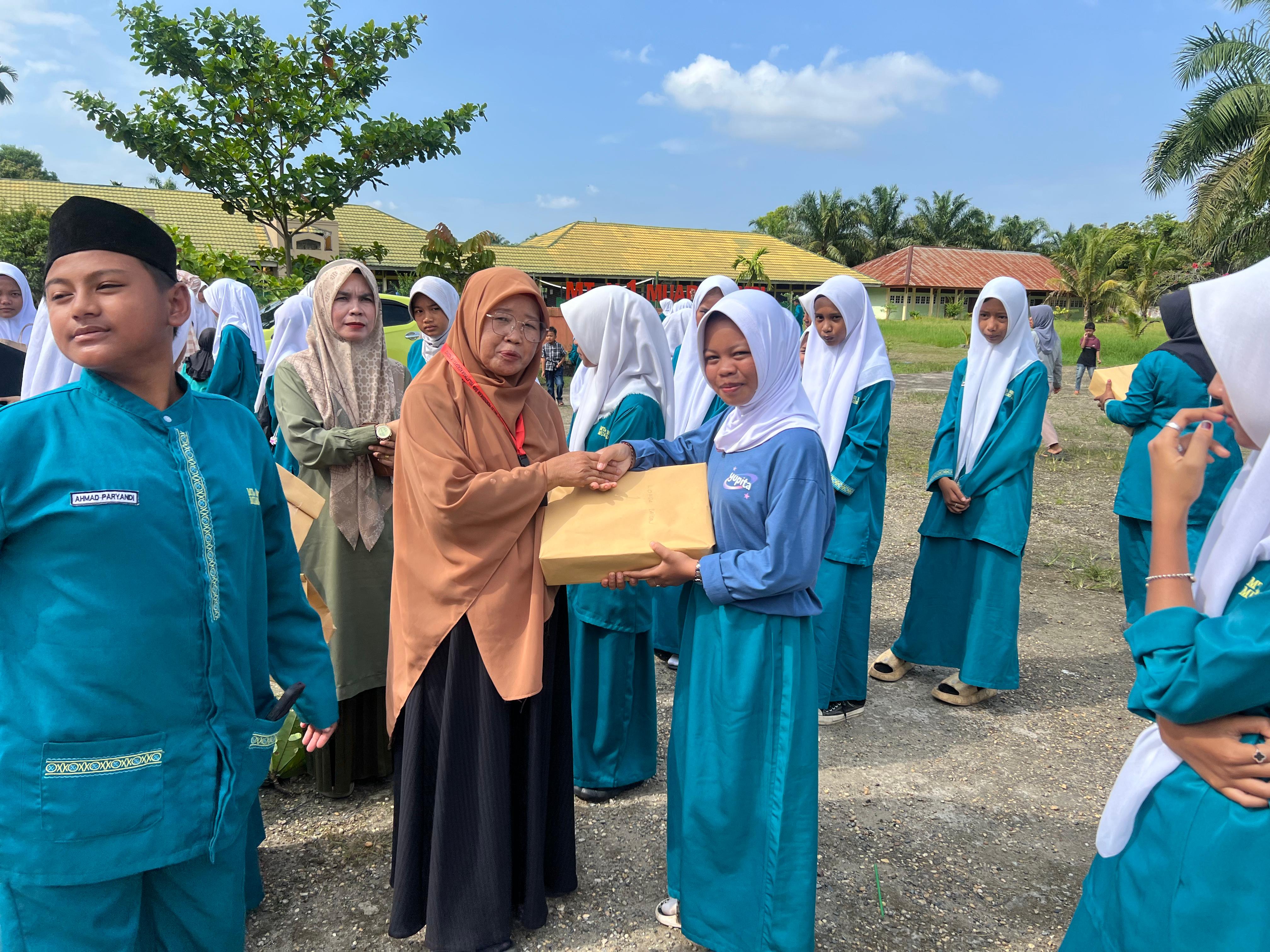 Ekstasi Kemenangan: Penyerahan Hadiah Lomba Classmeeting Disambut Semarak