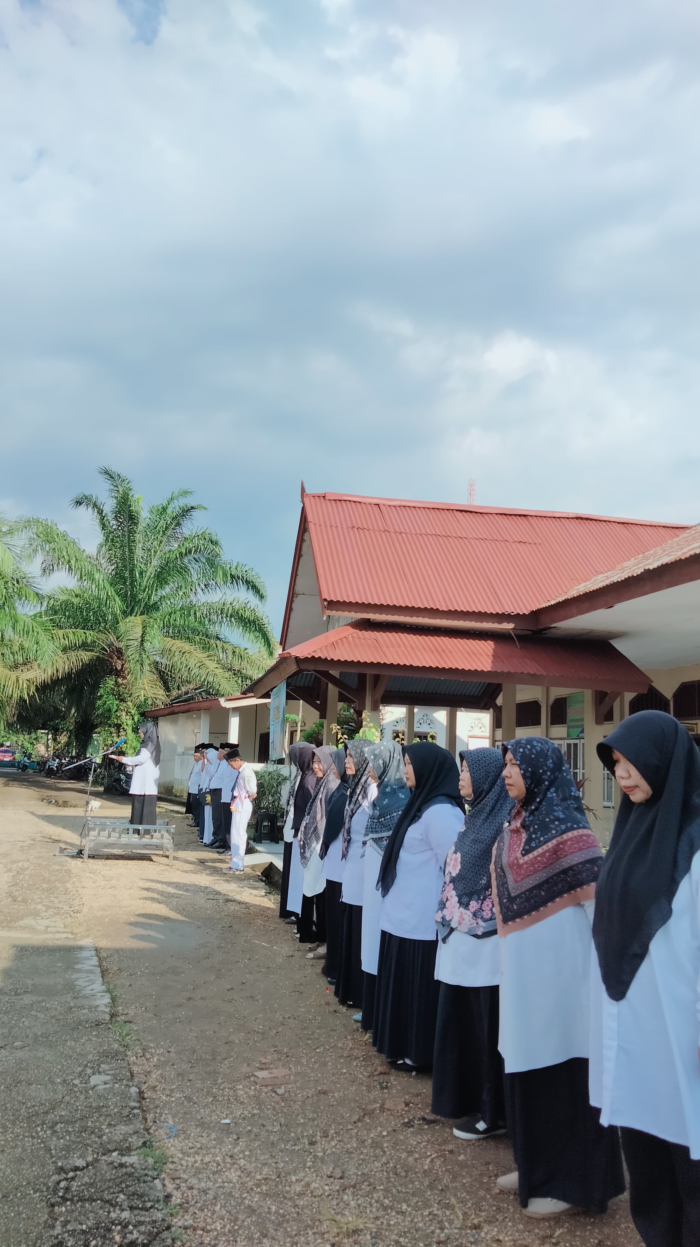 Upacara Peringatan Sumpah Pemuda di MTsN 1 Muaro Jambi