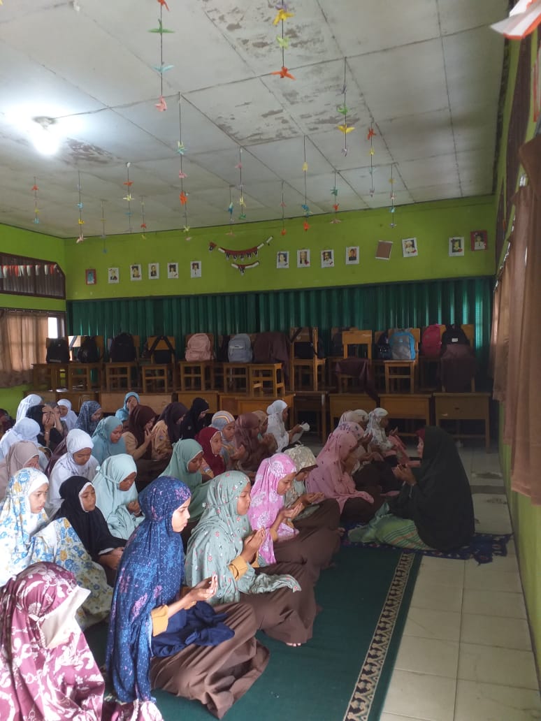 Terapkan Pembacaan Wirid Setelah Sholat Dzuhur Berjamaah Dapat Memperkuat Iman dan Menjaga Spiritual Terapkan Pembacaan Wirid Setelah Sholat Dzuhur Berjamaah Dapat Memperkuat Iman dan Menjaga Spiritual