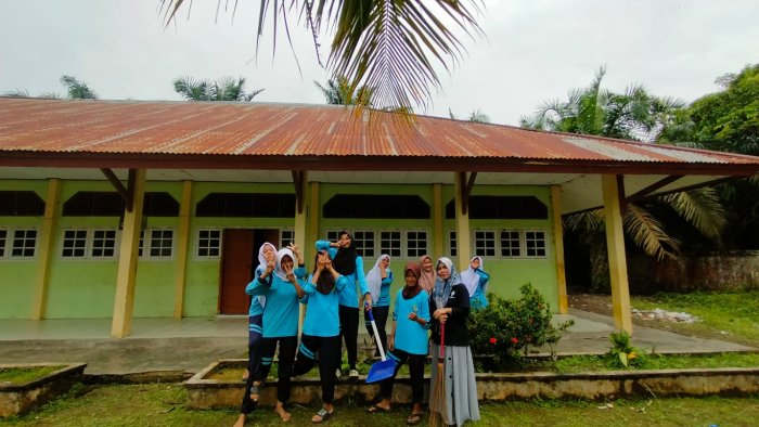 MTsN 1 Muaro Jambi Gelar Gotong Royong Bersihkan Lingkungan
