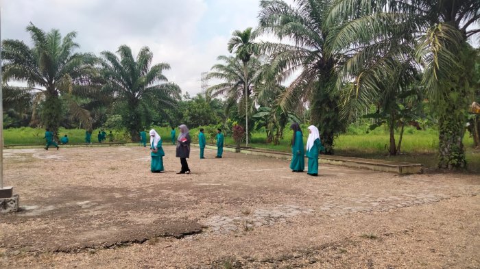 Wali Kelas VII A MTsN 1 Muaro Jambi Bimbing Latihan Upacara Wali Kelas VII A MTsN 1 Muaro Jambi Bimbing Latihan Upacara