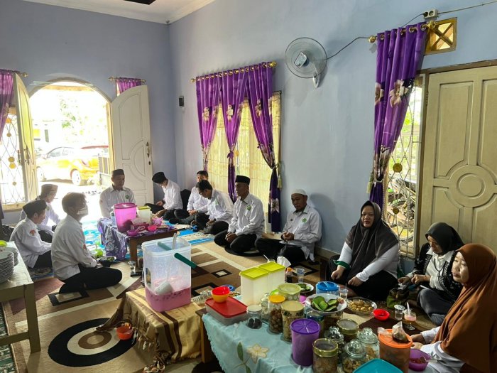 MTsN 1 Muaro Jambi Adakan Halal Bihalal di Rumah Waka Sarpras