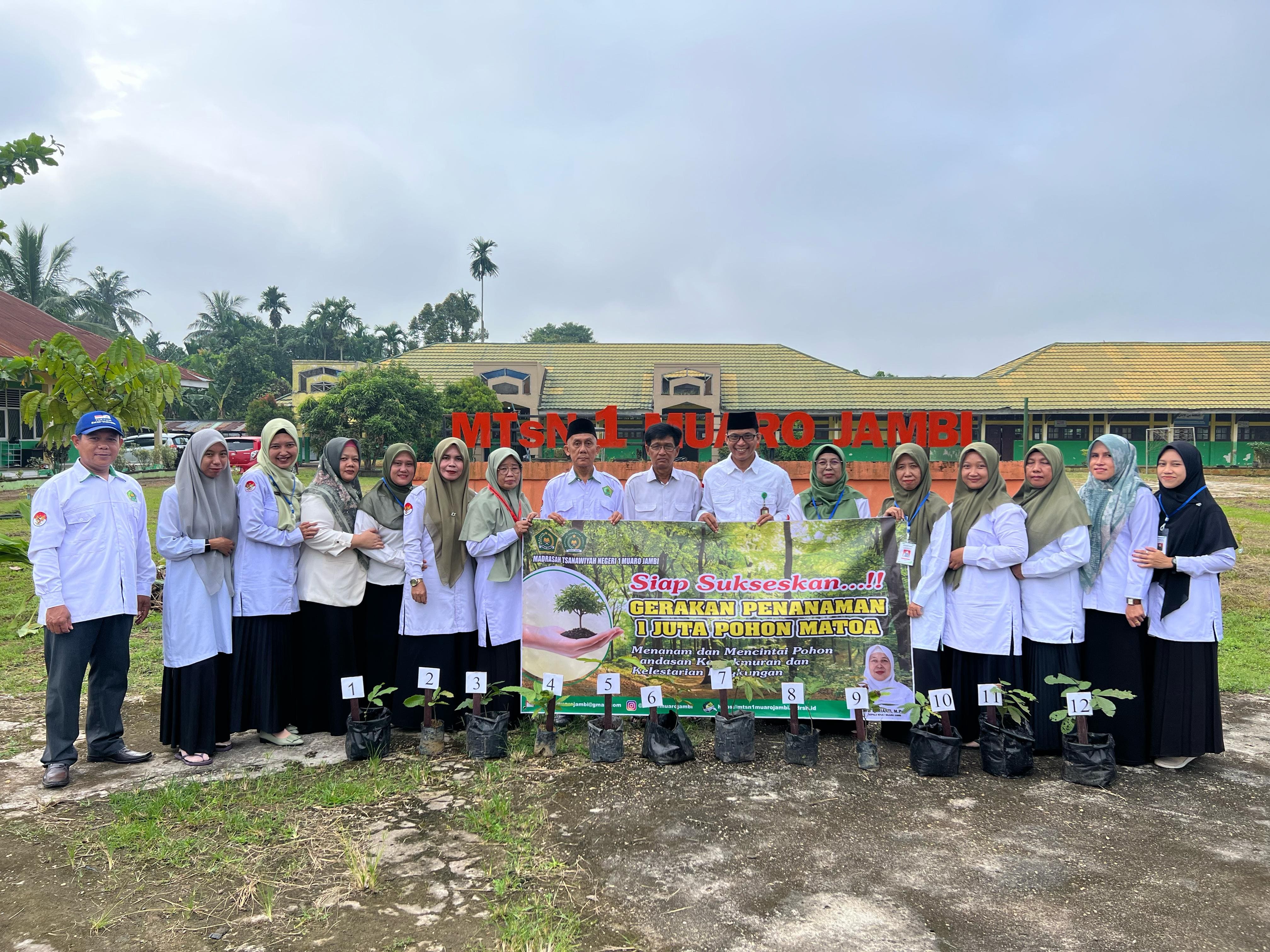 MTsN 1 Muaro Jambi Sukseskan Gerakan Penanaman 1 Juta Pohon Matoa