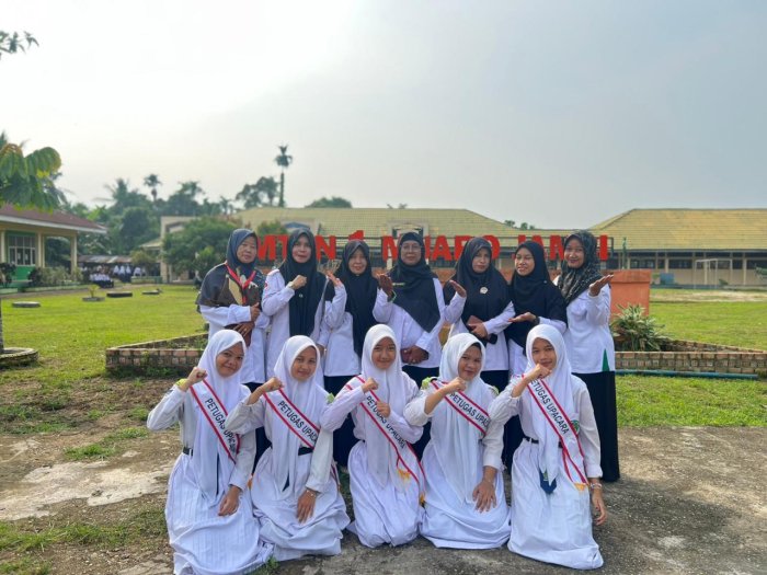 Siswa Kelas IXA MTsN 1 Muaro Jambi Sukses Jalankan Tugas Upacara