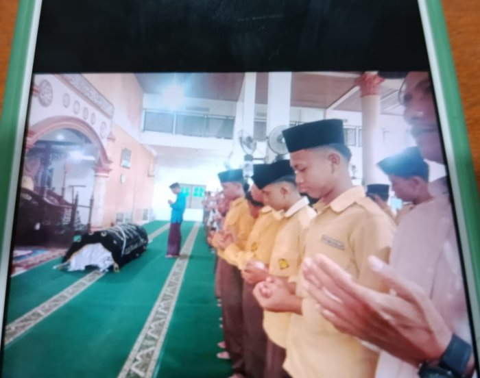 Siswa MTsN 1 Muaro Jambi Gelar Sholat Jenazah Bersama