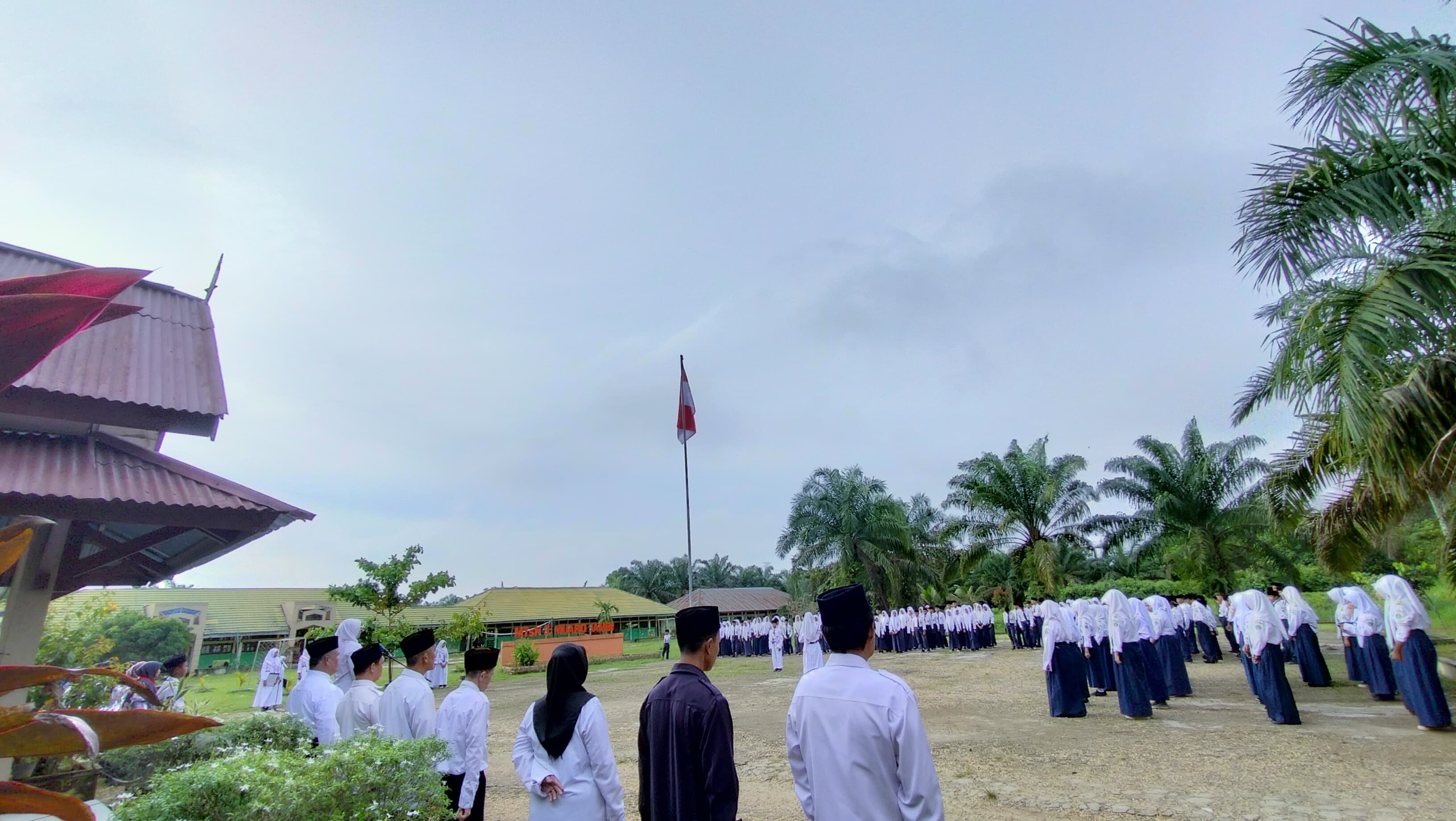 Kelas VII A Siap Laksanakan Upacara Bendera Dengan Penuh Tanggung Jawab Kelas VII A Siap Laksanakan Upacara Bendera Dengan Penuh Tanggung Jawab