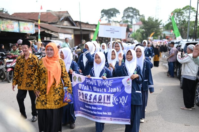 MTsN 1 Muaro Jambi Meriahkan Pawai Taaruf Porsadin ke-14 MTsN 1 Muaro Jambi Meriahkan Pawai Taaruf Porsadin ke-14