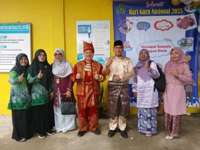 Guru dan Kepala MTsN 1 Muaro Jambi Hadiri Peringatan Hari Guru Nasional Guru dan Kepala MTsN 1 Muaro Jambi Hadiri Peringatan Hari Guru Nasional