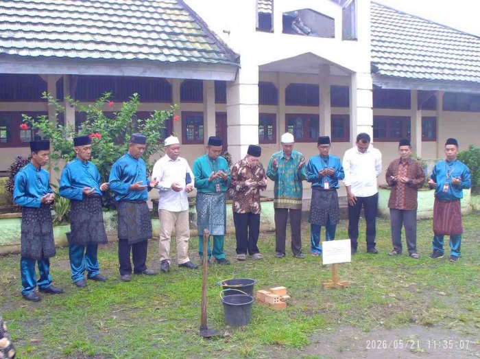 PELETAKAN BATU PERTAMA PEMBANGUNAN LAPANGAN FUTSAL MTsN 1 MUARO JAMBI, DIPIMPIN LANGSUNG OLEH KADES TALANG DUKU PELETAKAN BATU PERTAMA PEMBANGUNAN LAPANGAN FUTSAL MTsN 1 MUARO JAMBI, DIPIMPIN LANGSUNG OLEH KADES TALANG DUKU