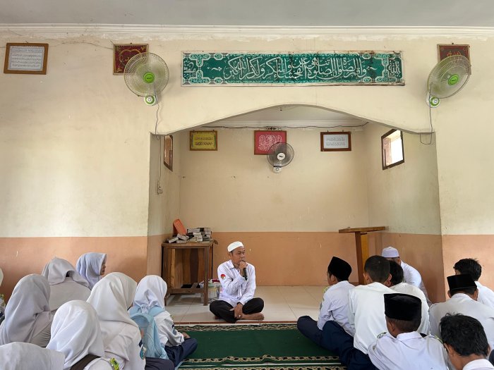 KEPALA MTsN 1 MUARO JAMBI SOSIALISASIKAN PENTINGNYA ZAKAT FITRAH DI BULAN RAMADHAN