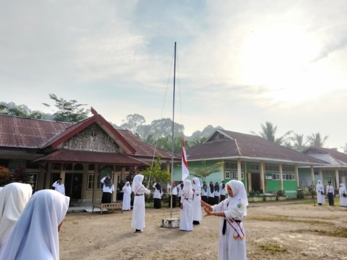 Pembina Upacara Tekankan Kunci Sukses Pelajar Saat Upacara