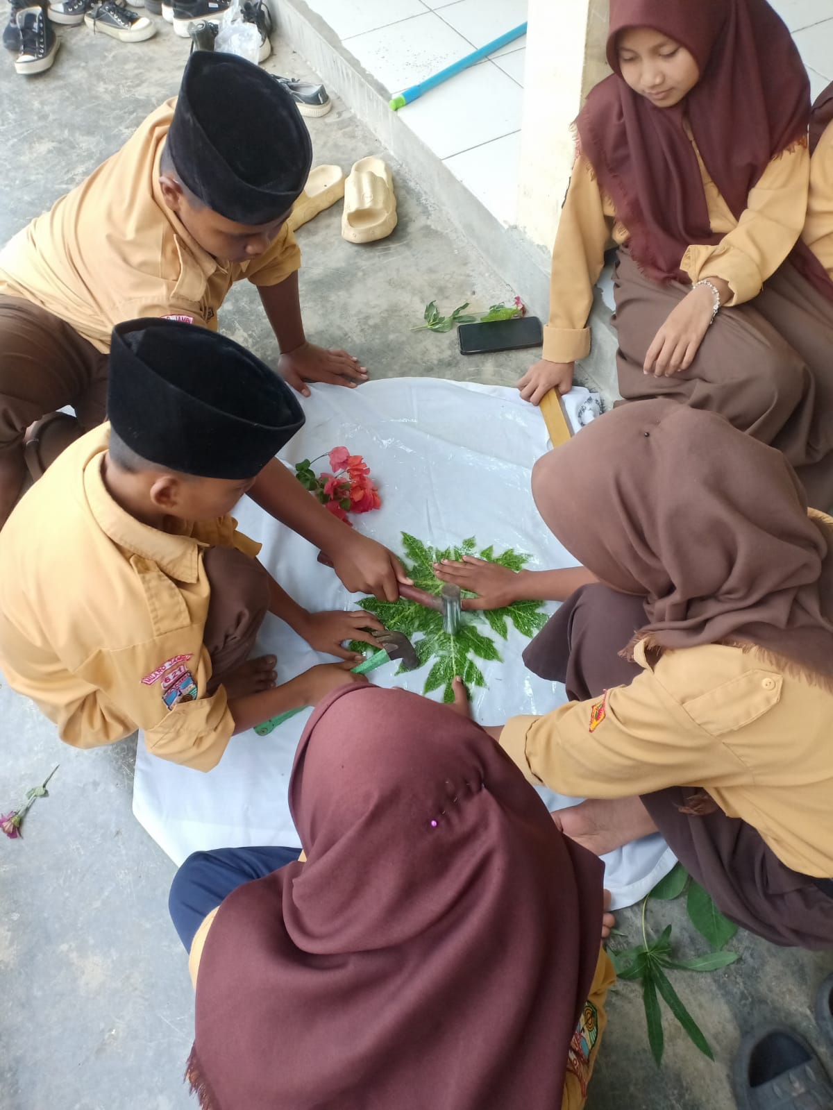 Kreasi Batik Ecoprint Sebagai Rasa Cinta Produk Indonesia Kreasi Batik Ecoprint Sebagai Rasa Cinta Produk Indonesia