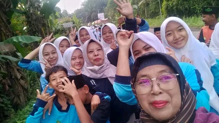 Memperkenalkan Lingkungan Sekitar Melalui Program Jalan Sehat Unik dan Informatif
