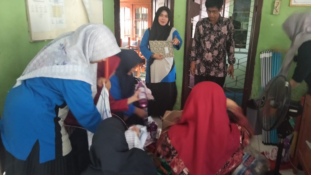 Waka Sarpras Membagikan Alat Kebersihan Kelas Waka Sarpras Membagikan Alat Kebersihan Kelas