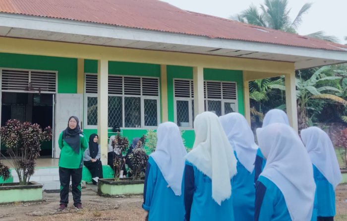 Barianti Berikan Pengarahan Pada Pembukaan Jalan Sehat di MTsN 1 Muaro Jambi